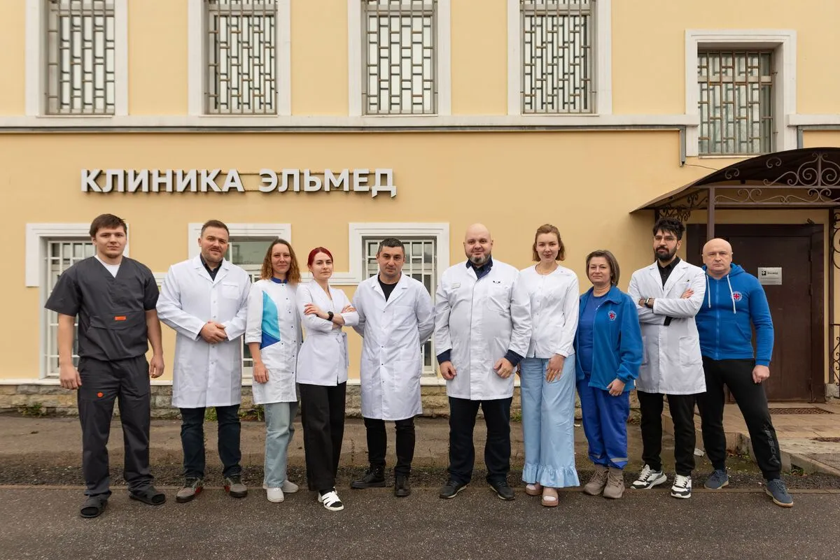 Команда клиники ЭЛЬМЕД у входа в здание